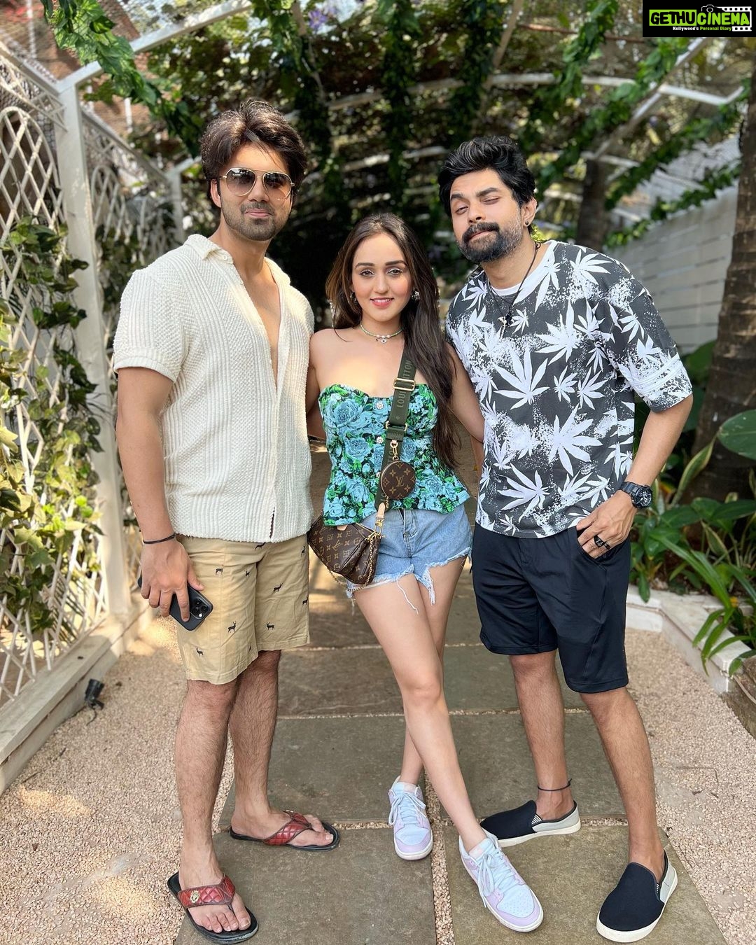 Tanya Sharma Instagram - Go goaaa gone x Sorry for the spam bahut pictures kheenchi hain 😂🙄✌🏻 Titlie