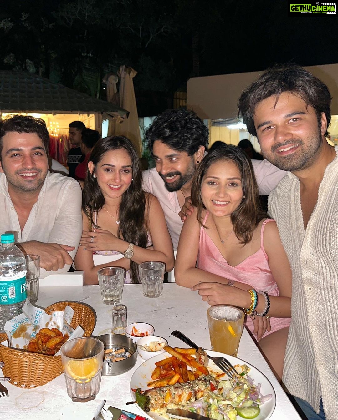 Tanya Sharma Instagram - Last night at #goa ! Crazy beautiful times with this bunch 🙌🏻 . . SWIPE right to see some fun videos 😝 Go Utopian Goa Villas