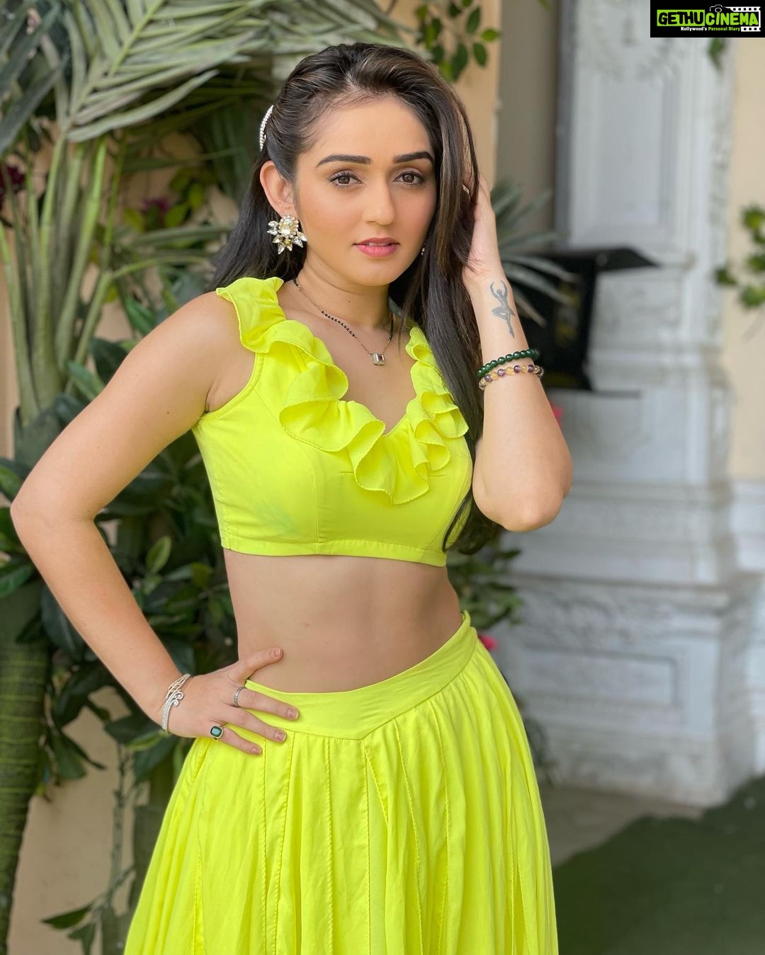 Tanya Sharma Instagram - The highlighter you need but can’t get hold of 🫰🏻😝 . . #explore #tanyasharma #neon #lehnga #love #tanyasharma #instafashion