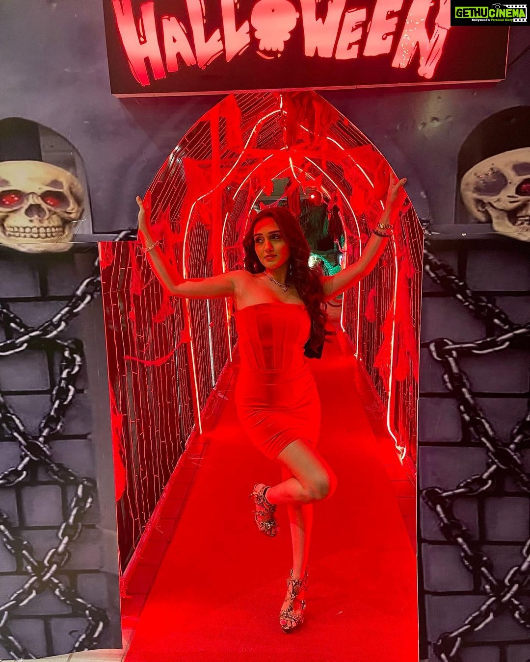 Tanya Sharma Instagram - Mein hun ek Angel aur devil mera yaar ππΌπ» . . #halloween #dresstoimpress #masksoff #festiveseason #spooky #tanyasharma #explore #instagood #mondaymotivation