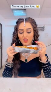 Tanya Sharma Instagram - Hey food 🥘 I love you Tag your foodie friends ✨🥺 . . #reels #reelsinstagram #reelkarofeelkaro #trendsetter #trendingreels #reelsvideo #tanyasharma #food #foodie