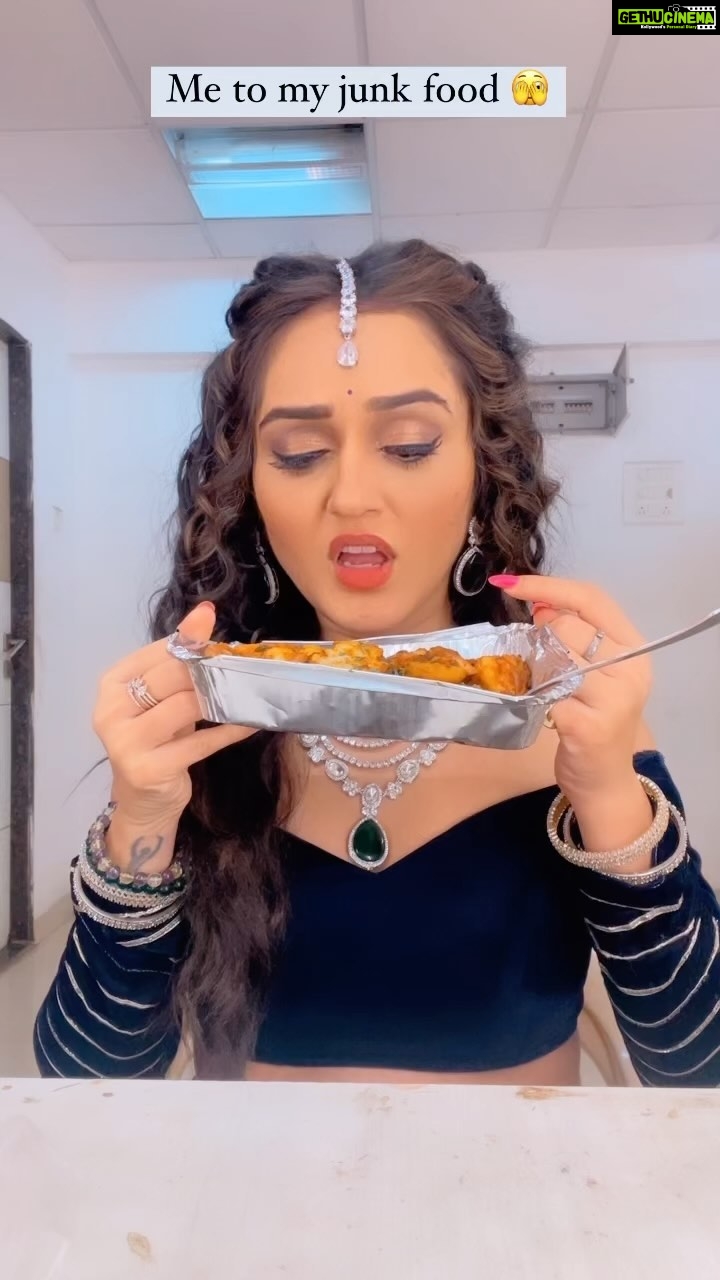 Tanya Sharma Instagram - Hey food 🥘 I love you Tag your foodie friends ✨🥺 . . #reels #reelsinstagram #reelkarofeelkaro #trendsetter #trendingreels #reelsvideo #tanyasharma #food #foodie