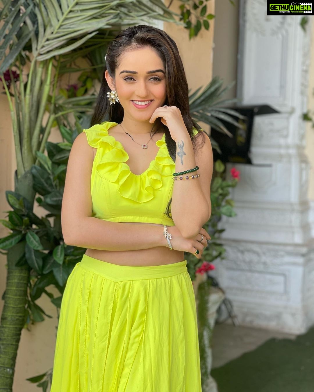 Tanya Sharma Instagram - The highlighter you need but can’t get hold of 🫰🏻😝 . . #explore #tanyasharma #neon #lehnga #love #tanyasharma #instafashion