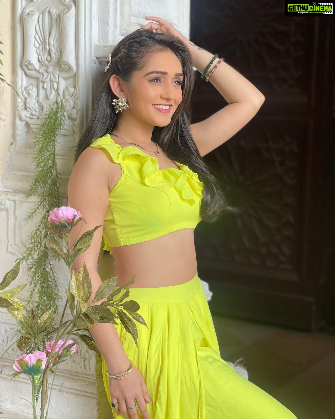 Tanya Sharma Instagram - The highlighter you need but can’t get hold of 🫰🏻😝 . . #explore #tanyasharma #neon #lehnga #love #tanyasharma #instafashion