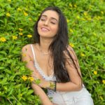Tanya Sharma Instagram - Hello Daisy 🌼💛 SWIPE right for #bts Have an amazing Sunday y’ll ☺️ #sunday #explore #tanyasharma #instagood
