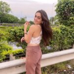 Tanya Sharma Instagram - Hi cuties ! smile karlo 🤗✨ . . New hair for the first time - @harshad_hairstylist #reels #reelsinstagram #reelkarofeelkaro #trendsetter #reelindia #slowmotion #prettysky