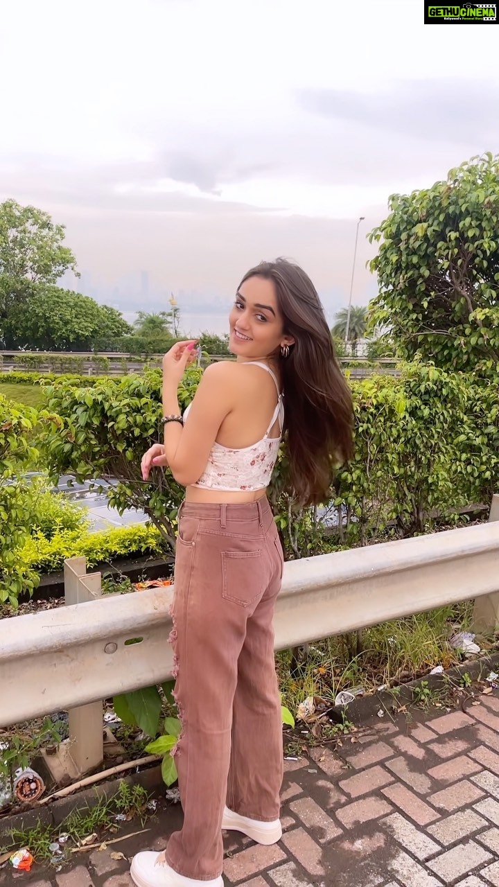Tanya Sharma Instagram - Hi cuties ! smile karlo 🤗✨ . . New hair for the first time - @harshad_hairstylist #reels #reelsinstagram #reelkarofeelkaro #trendsetter #reelindia #slowmotion #prettysky