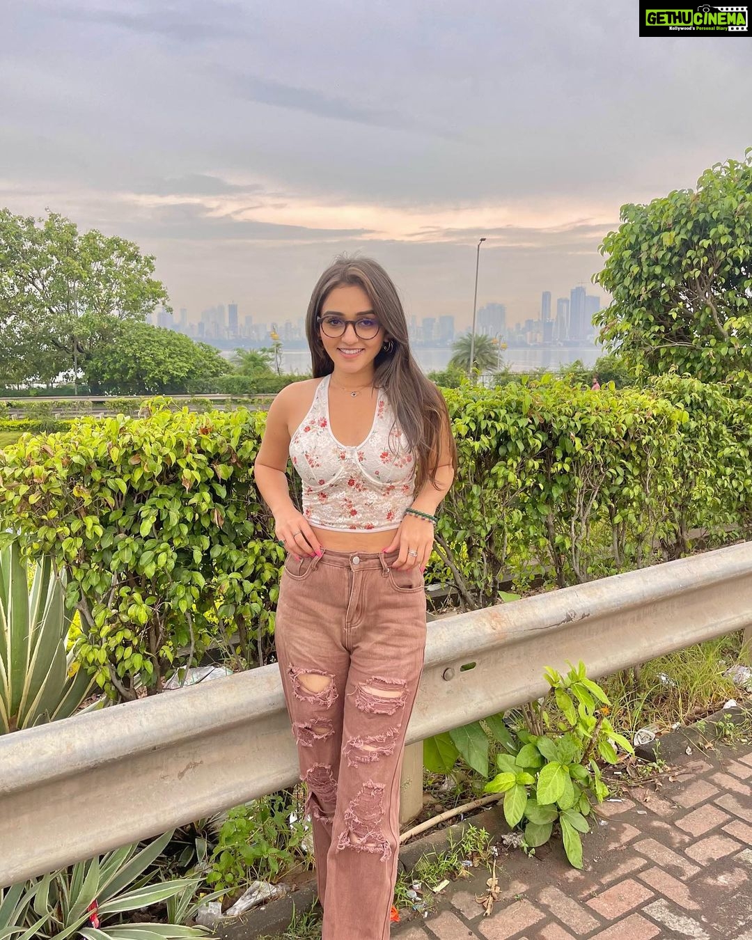 Tanya Sharma Instagram - Blue skies All smiles 🌸✨ . . #tanyasharma #weekend #instagood #instafashion #instadaily #instalove #picoftheday #skycolors #nerdgirl