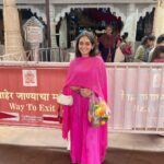 Tanya Sharma Instagram - No filter love for my Bappa 😊visited him after covid! felt unreal ✨thankyou Bappa for looking after me always 🌸🙌🏻 Shree Siddhivinayak Ganapati Temple