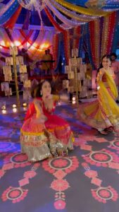 Tanya Sharma Instagram - Navmi ki shubhkamnaein 🌛✨ . . . #reels #reelsinstagram #reelkarofeelkaro #trendsetter #garba #dance #navratri #tanyasharma #radhikamuthukumar #sisters