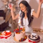 Tanya Sharma Instagram - My golden birthday 🤍 . Just a small glimpse of my bring in 🌸🙌🏻 so grateful and thankful to my lovely friends who made this night a wonderful success 😘 . . Decor - @bakedbouquets_in #birthdayeve #birthdaygirl #houseparty #love #ssk2 #tanyasharma #trendsetter #grateful #instagram