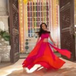 Tanya Sharma Instagram - Always late for the trend ! But HERE are are my 2 MAJOR energies✌🏻😊 #introvertlyextrovert Tag those girls ✨☺️👯 . . #reels #reelitfeelit #laila #trendsetter #trendingreels #explore#reelkarofeelkaro #tanyasharma