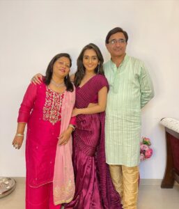 Tanya Sharma Instagram - Diwali ki शुभकामनाएँ #diwali2022 
-from Sharma’s 🪔🤗
.
.
Wearing- @lavanyathelabel 
you #diwali #family #grateful #lights #festival #tanyasharma #sharma #sharmasisters #instagood