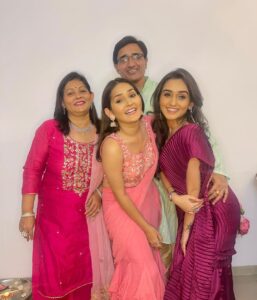 Tanya Sharma Instagram - Diwali ki शुभकामनाएँ #diwali2022 
-from Sharma’s 🪔🤗
.
.
Wearing- @lavanyathelabel 
you #diwali #family #grateful #lights #festival #tanyasharma #sharma #sharmasisters #instagood