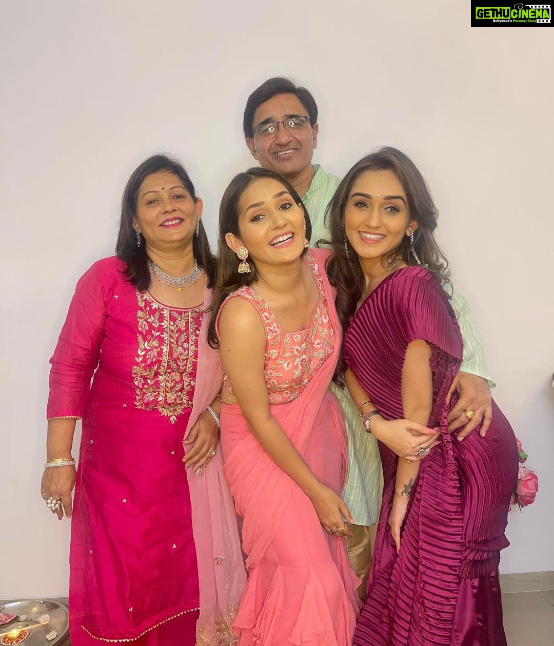Tanya Sharma - 155.4K Likes - Diwali ki शुभकामनाएँ #diwali2022
-from Sharma’s 🪔🤗
.
.
Wearing- @lavanyathelabel
you #diwali #family #grateful #lights #festival #tanyasharma #sharma #sharmasisters #instagood