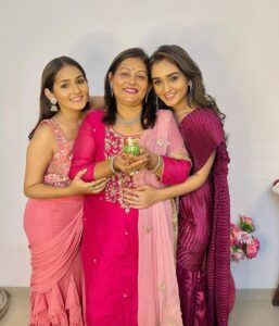 Tanya Sharma Instagram - Diwali ki शुभकामनाएँ #diwali2022 
-from Sharma’s 🪔🤗
.
.
Wearing- @lavanyathelabel 
you #diwali #family #grateful #lights #festival #tanyasharma #sharma #sharmasisters #instagood