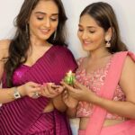 Tanya Sharma Instagram - Diwali ki शुभकामनाएँ #diwali2022 -from Sharma’s 🪔🤗 . . Wearing- @lavanyathelabel you #diwali #family #grateful #lights #festival #tanyasharma #sharma #sharmasisters #instagood