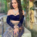 Tanya Sharma Instagram - Tum halki si sharmana hum tere hojayenge ✨✌🏻 . . Makeup - @pakumar3021 Hair - @vishwkarma.naina #diwali #instagood #picoftheday #tanyasharma #love #light #gratitude