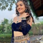 Tanya Sharma Instagram - Tum halki si sharmana hum tere hojayenge ✨✌🏻 . . Makeup - @pakumar3021 Hair - @vishwkarma.naina #diwali #instagood #picoftheday #tanyasharma #love #light #gratitude