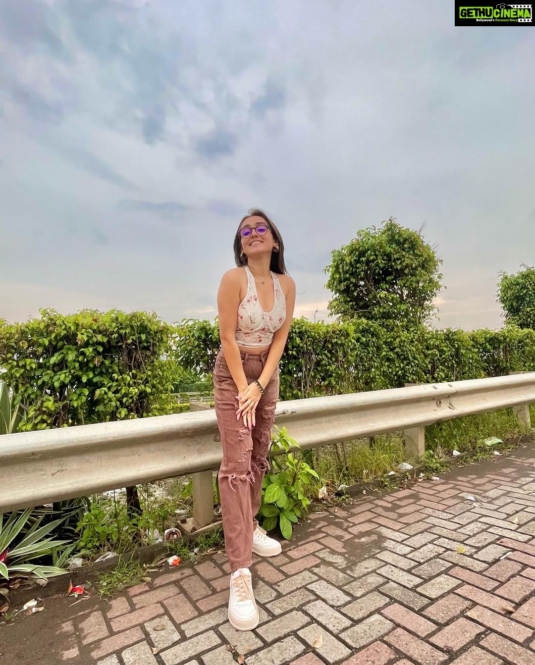 Tanya Sharma Instagram - Blue skies All smiles 🌸✨ . . #tanyasharma #weekend #instagood #instafashion #instadaily #instalove #picoftheday #skycolors #nerdgirl