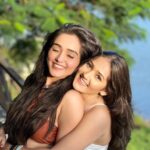 Tanya Sharma Instagram - Chadi Mujhe Yaari Teri Aisi jaise daru desi 🫠👯 . . #sister #instagood #sharmasisters #mondaymotivation #tanyasharma #picoftheday