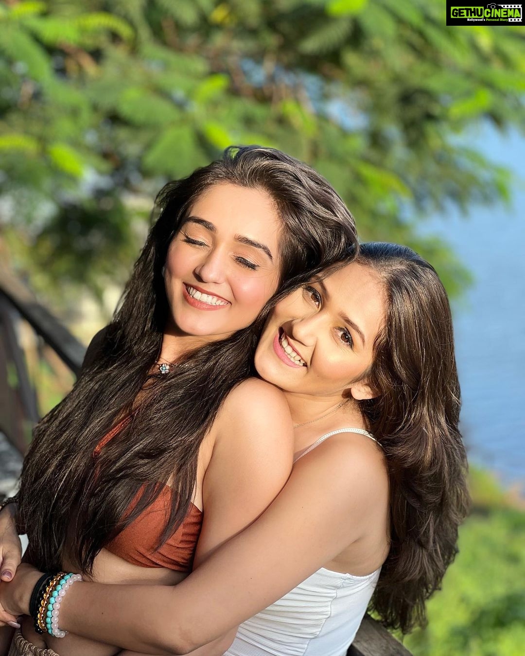 Tanya Sharma Instagram - Chadi Mujhe Yaari Teri Aisi jaise daru desi 🫠👯 . . #sister #instagood #sharmasisters #mondaymotivation #tanyasharma #picoftheday
