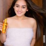 Tanya Sharma Instagram - HEY ! lovely people 🤍 So I decided to try the all new renovated @lorealparis Extraordinary Oil Serum and I absolutely love how my hair feels! I love that it helps eliminate the frizz completely and also helps protect against UV, humidity and pollution. Infused with the goodness of 6 different floral oils, this serum makes my hair 30% stronger and provides 24H shine and softness! #collab #ExOilSerumToShine #lorealparisindia @lorealparis @mynykaa #Collab #ExOilSerumToShine #ExOilSerum