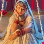 Tanya Sharma Instagram - Jane kitne dino ke baad gali mei aaj chand nikla 🌙 . . I hope you’ll are watching Chaya’s journey in ssk2 at 6pm only on @colorstv don’t miss it 😘✨ #tvshow #instagood #serial #photooftheday #tanyasharma #bridal #brideoftheday