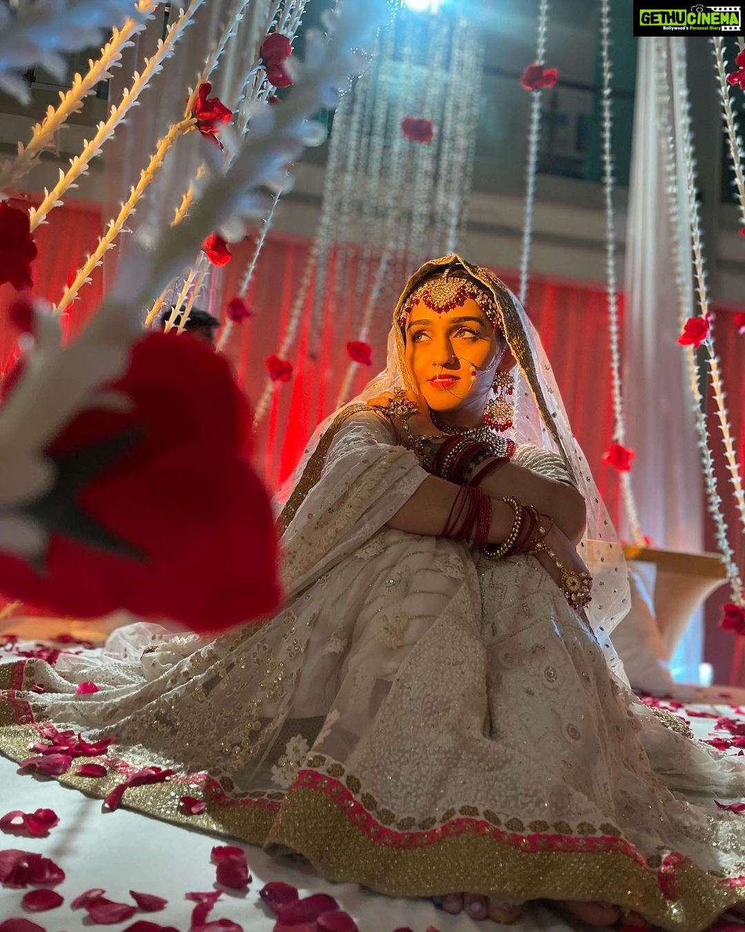 Tanya Sharma Instagram - Jane kitne dino ke baad gali mei aaj chand nikla 🌙 . . I hope you’ll are watching Chaya’s journey in ssk2 at 6pm only on @colorstv don’t miss it 😘✨ #tvshow #instagood #serial #photooftheday #tanyasharma #bridal #brideoftheday