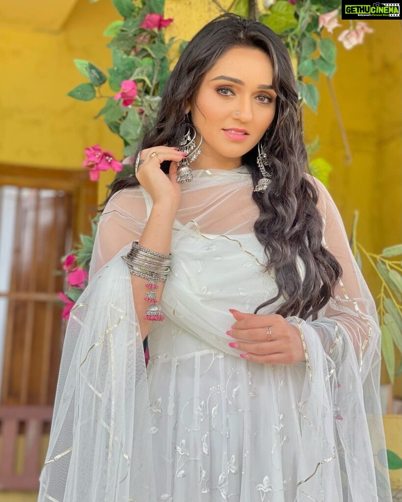 Tanya Sharma Instagram - Nazrein milane aa rhi Hain reema 😌 ya reema ki chayaa 😳👻👻 Don’t forget to watch ssk2 from Monday to Saturday now at 6pm only on @colorstv @rstfofficial #reema #ssk2 #colors #tanyasharma #spooky #keepsupporting #tvshow
