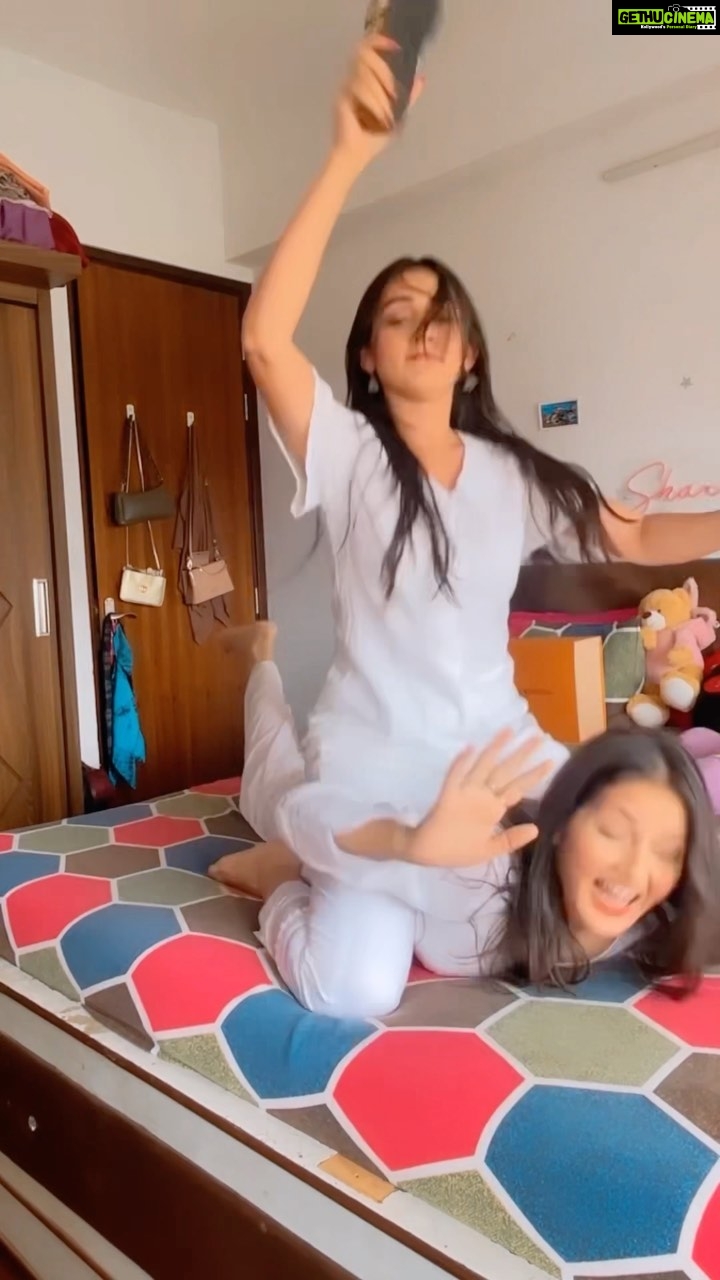 Tanya Sharma Instagram - I love my sister until she does this 🙂🙂🙂🙂🙂 . . #reels #kundilagalesaiya #reelsinstagram #funnyvideos #trendsetter #reelitfeelit #tanyasharma #sharmasisters #sisters #laughing #memes