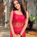 Tanya Sharma Instagram - Just your next door 🚪 red signal 🚦 . . Throwback from #ssk2 set ! Being reema was so much fun !! Hope you’ll are enjoying the repeat telecast of ssk 2 on @rishteytv !