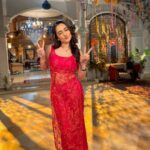 Tanya Sharma Instagram - Just your next door 🚪 red signal 🚦 . . Throwback from #ssk2 set ! Being reema was so much fun !! Hope you’ll are enjoying the repeat telecast of ssk 2 on @rishteytv !