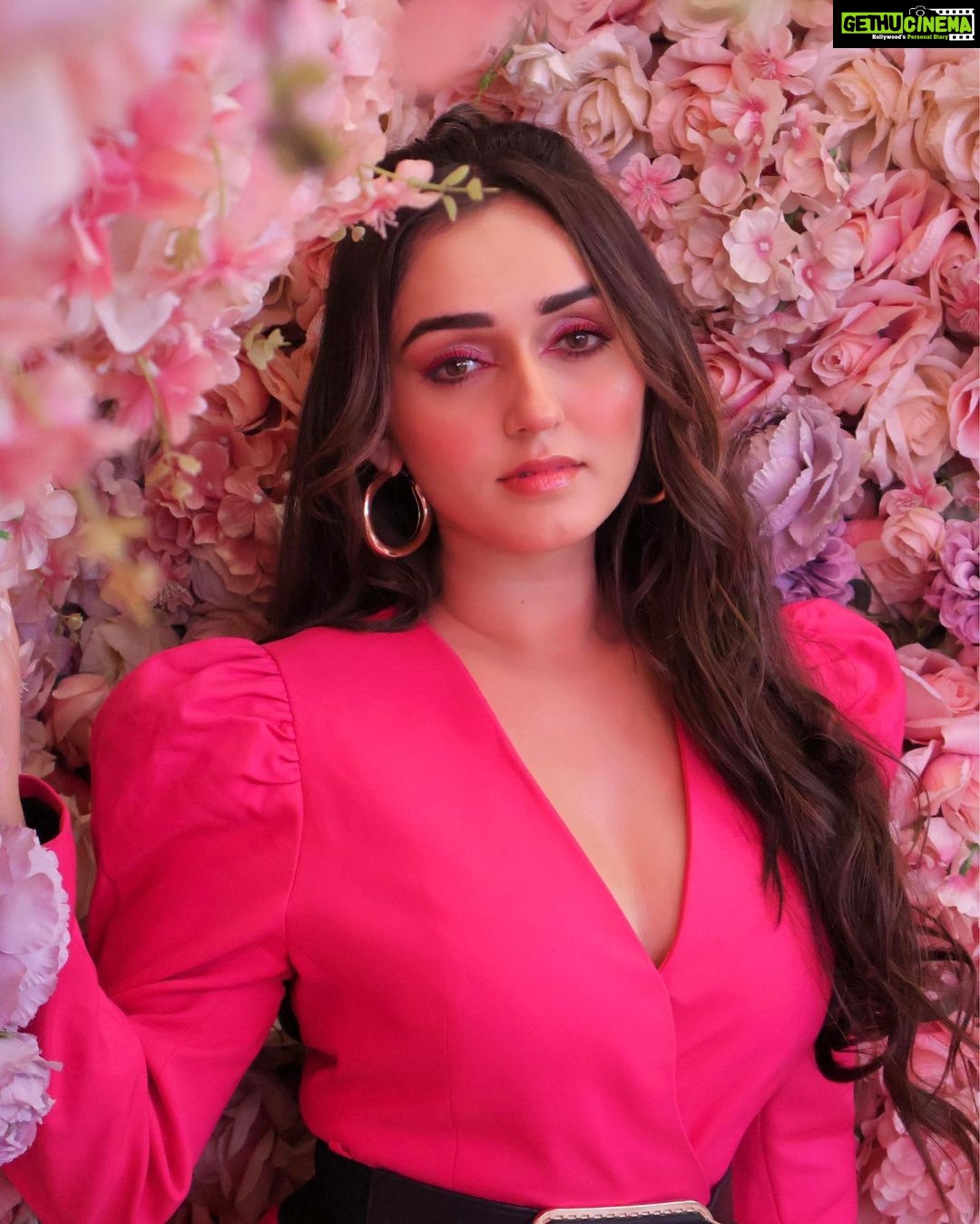 Tanya Sharma Instagram - Good afternoon ladies and DISAPPOINTMENTS🌸 Shot by - @mayank99683 Styled by - @stylespeaksbyhoney_ Mua - @disharanavat_hmua Hair - @glitzbyritzz Location - @sugardaddybistro #photoshoot #tanyasharma #explore #pink #ootd #throwbackthursday #love #instagood #instafashion #fyp