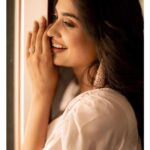 Teju Ashwini Instagram - A little blush ♥️ Outfit and Styled by - @labelswarupa Photographer - @camerasenthil Makeup - @reenapaiva Hair - @venki_hairstylist Jewellery- @mspinkpantherjewel Location - @ajgardens Orangjised by @rrajeshananda #tejuashwini