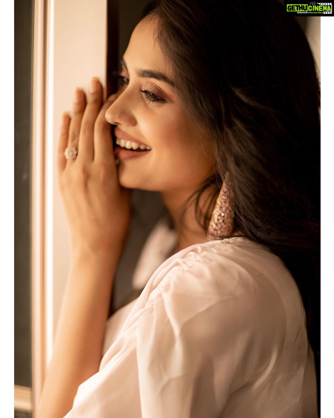 Teju Ashwini Instagram - A little blush ♥️ Outfit and Styled by - @labelswarupa Photographer - @camerasenthil Makeup - @reenapaiva Hair - @venki_hairstylist Jewellery- @mspinkpantherjewel Location - @ajgardens Orangjised by @rrajeshananda #tejuashwini