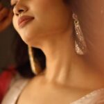 Teju Ashwini Instagram - ⚡️⚡️⚡️ @labelswarupa @mspinkpantherjewel @camerasenthil @reenapaiva @venki_hairstylist @rrajeshananda #tejuaswini#onamashamsakal#onampost