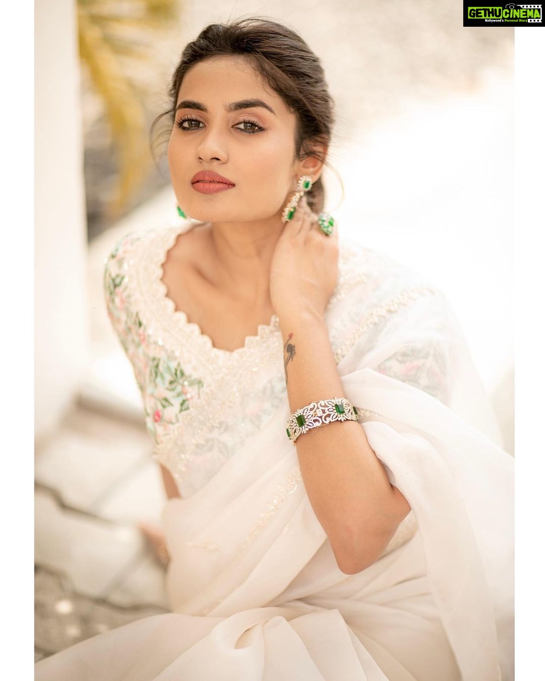 Teju Ashwini Instagram - மேகம் 💫 Outfit : @samyakksarees Styled by - @labelswarupa Photographer - @camerasenthil Makeup - @reenapaiva Hair - @venki_hairstylist Jewellery- @mspinkpantherjewel Location - @ajgardens Orangjised by @rrajeshananda #tejuashwini