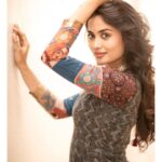 Teju Ashwini Instagram - svapnadarzaka 💫 . . Outfit - @labelswarupa Photographer - @camerasenthil Makeup - @reenapaiva Hair - @venki_hairstylist Jewellery- @mspinkpantherjewel Location - @ajgardens Orangjised by @rrajeshananda #tejuashwini#teju