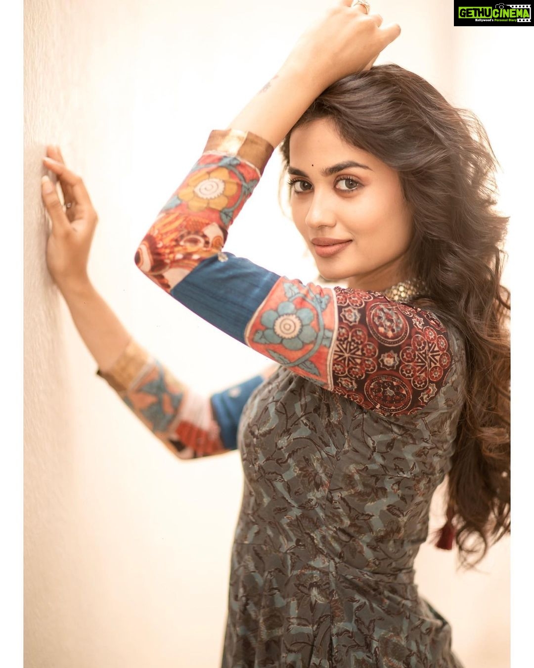 Teju Ashwini Instagram - svapnadarzaka 💫 . . Outfit - @labelswarupa Photographer - @camerasenthil Makeup - @reenapaiva Hair - @venki_hairstylist Jewellery- @mspinkpantherjewel Location - @ajgardens Orangjised by @rrajeshananda #tejuashwini#teju
