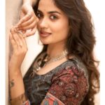 Teju Ashwini Instagram - svapnadarzaka 💫 . . Outfit - @labelswarupa Photographer - @camerasenthil Makeup - @reenapaiva Hair - @venki_hairstylist Jewellery- @mspinkpantherjewel Location - @ajgardens Orangjised by @rrajeshananda #tejuashwini#teju