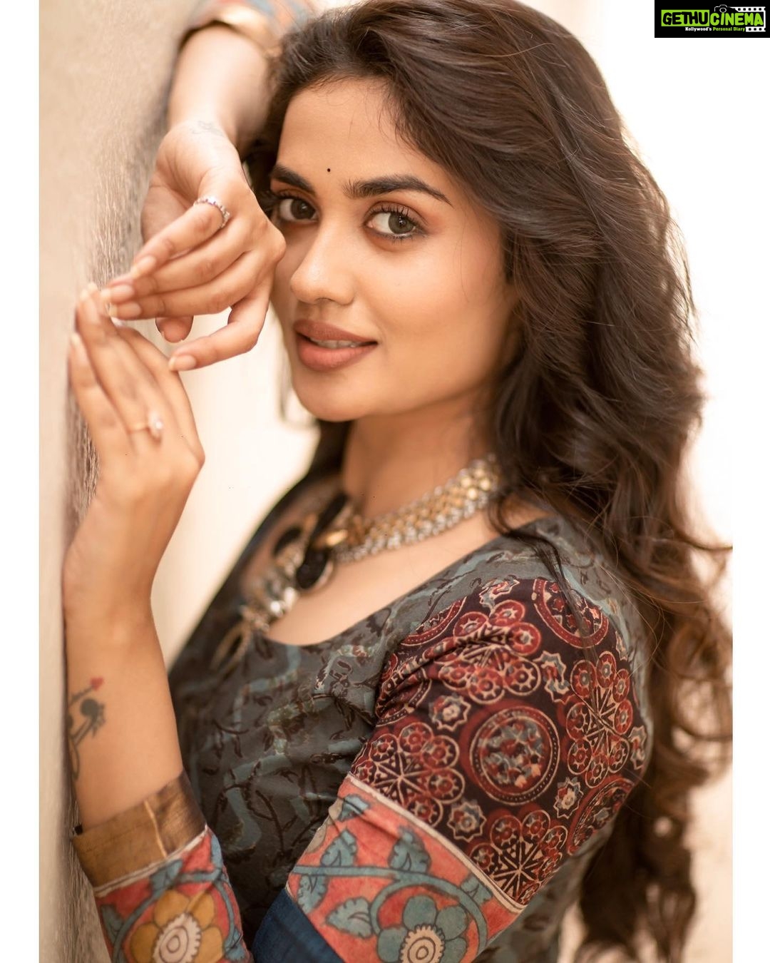 Teju Ashwini Instagram - svapnadarzaka 💫 . . Outfit - @labelswarupa Photographer - @camerasenthil Makeup - @reenapaiva Hair - @venki_hairstylist Jewellery- @mspinkpantherjewel Location - @ajgardens Orangjised by @rrajeshananda #tejuashwini#teju