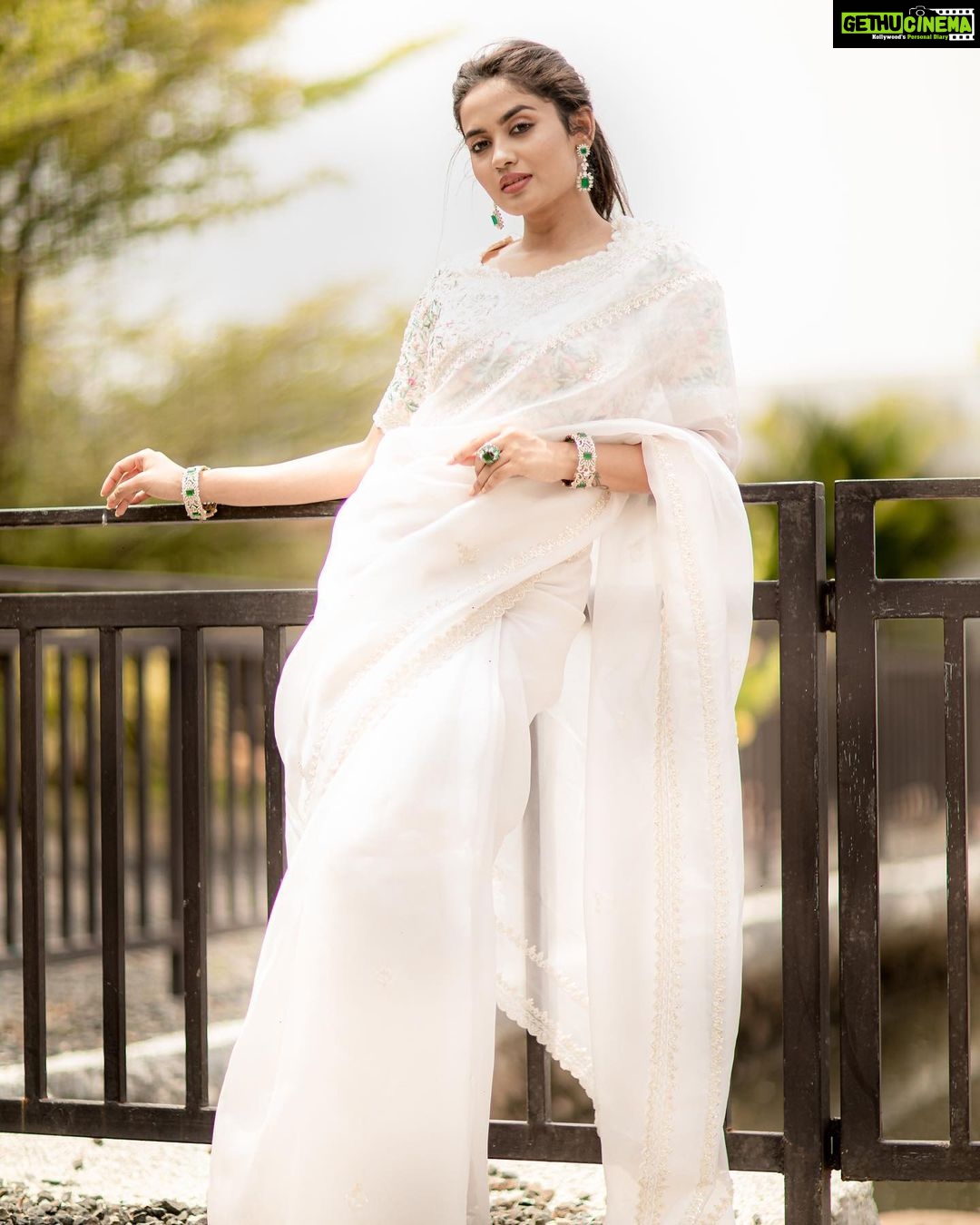 Teju Ashwini Instagram - மேகம் 💫 Outfit : @samyakksarees Styled by - @labelswarupa Photographer - @camerasenthil Makeup - @reenapaiva Hair - @venki_hairstylist Jewellery- @mspinkpantherjewel Location - @ajgardens Orangjised by @rrajeshananda #tejuashwini