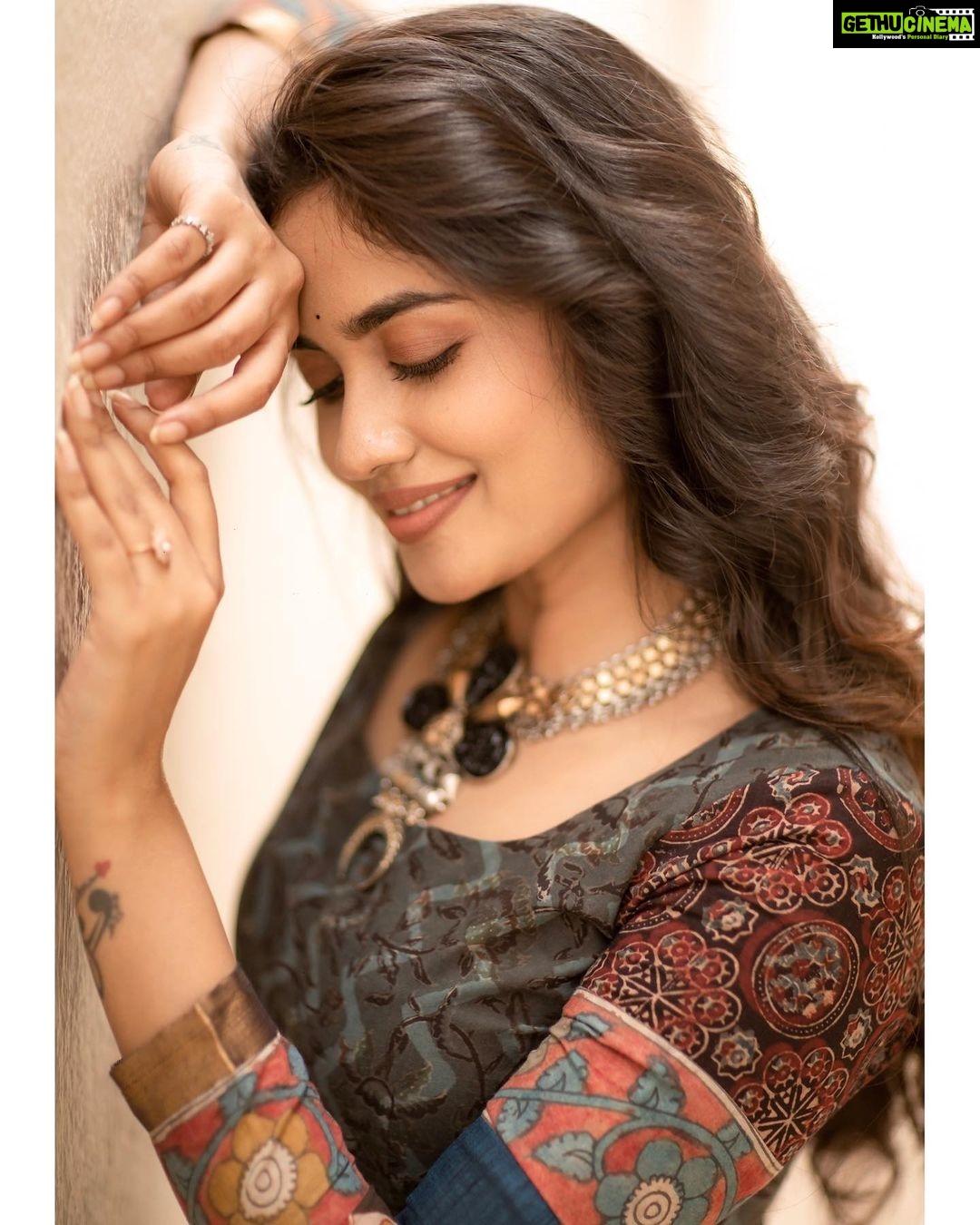 Teju Ashwini Instagram - svapnadarzaka 💫 . . Outfit - @labelswarupa Photographer - @camerasenthil Makeup - @reenapaiva Hair - @venki_hairstylist Jewellery- @mspinkpantherjewel Location - @ajgardens Orangjised by @rrajeshananda #tejuashwini#teju