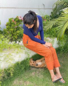 Teju Ashwini Instagram - Some serious conversation with this cutie at location today ♥️ 

Pc: @labelswarupa thanks for capturing this memory 😂

Ps: find some who looks at you like this love listening to me 😭🤌🏻

#tejuashwini