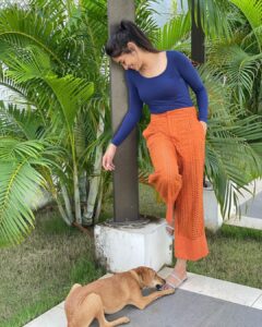 Teju Ashwini Instagram - Some serious conversation with this cutie at location today ♥️ 

Pc: @labelswarupa thanks for capturing this memory 😂

Ps: find some who looks at you like this love listening to me 😭🤌🏻

#tejuashwini