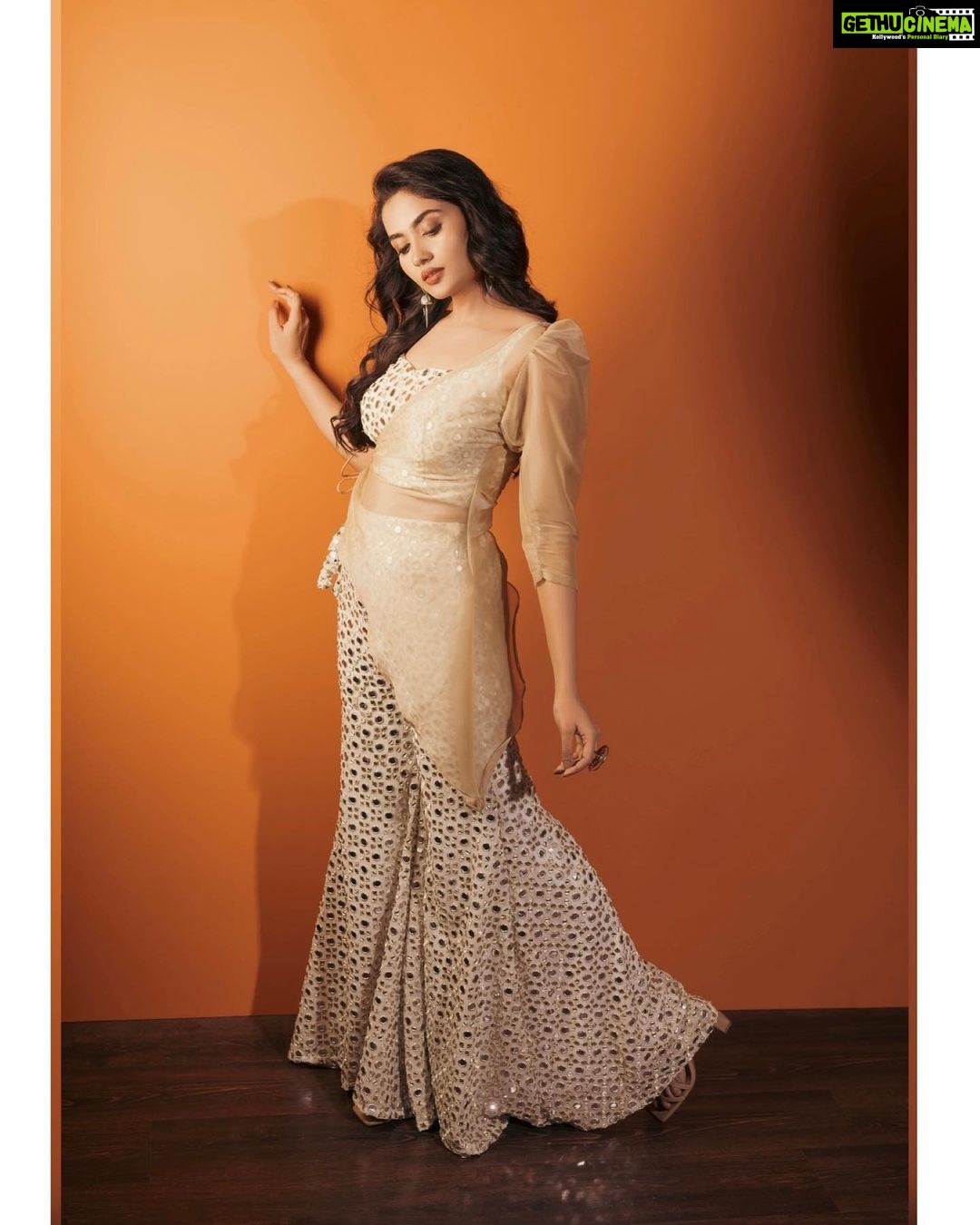 Teju Ashwini Instagram - Sparkle on ✨ Outfit : @labelswarupa Jewellery: @mspinkpantherjewel MUA: @salomirdiamond Hairstylist: @raisedbrowsbybhavani 📸: @parvathamsuhasphotography #tejuashwini#behindwoods#behinwoodsgolds