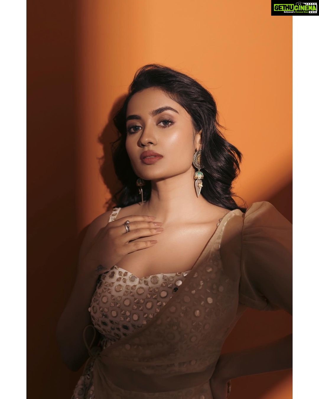 Teju Ashwini Instagram - Sparkle on ✨ Outfit : @labelswarupa Jewellery: @mspinkpantherjewel MUA: @salomirdiamond Hairstylist: @raisedbrowsbybhavani 📸: @parvathamsuhasphotography #tejuashwini#behindwoods#behinwoodsgolds