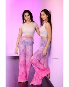 Teju Ashwini Instagram - New dance video coming up with this pataakha @sushmithasuresh93 

Bollywood meets classical to bring in a beautiful fusion to you all ♥️ 

Photographer: @sathyaphotography3 

Outfit : @deepoo_designers 

#tejuashwini#danceduo