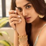 Teju Ashwini Instagram - ✨ ✨✨ 📸@balakumaran.19 Stylist @deekshitanikkam Hairstylist @vishaa_hairandmakeup Location @thebistrograph #tejuashwini